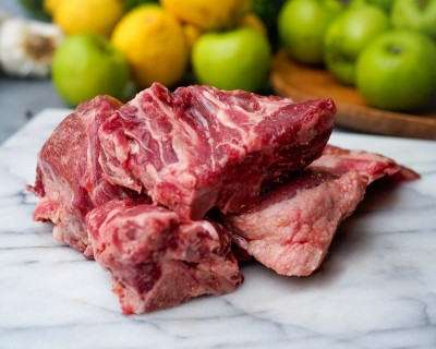 Свинина на кости охлаждённая 1 кг - купить в Новой Слободке
